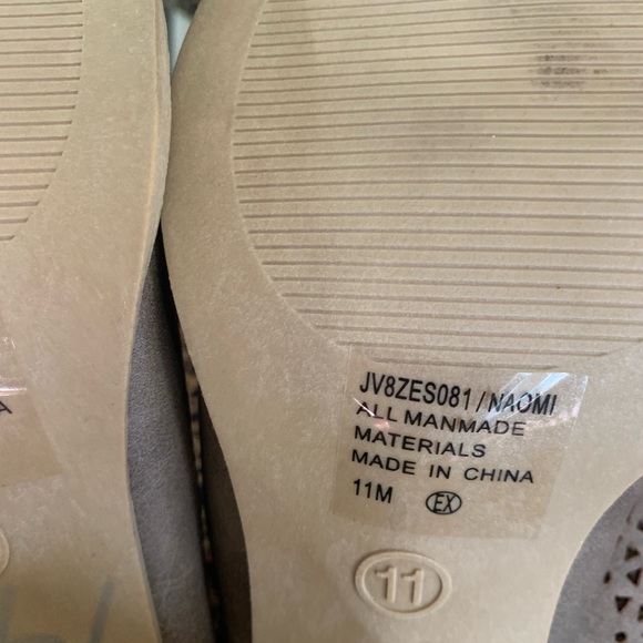 Jelly Pop Women's Laser Cut Peep Toe Low Heeled Sandals - Picture 7 of 7